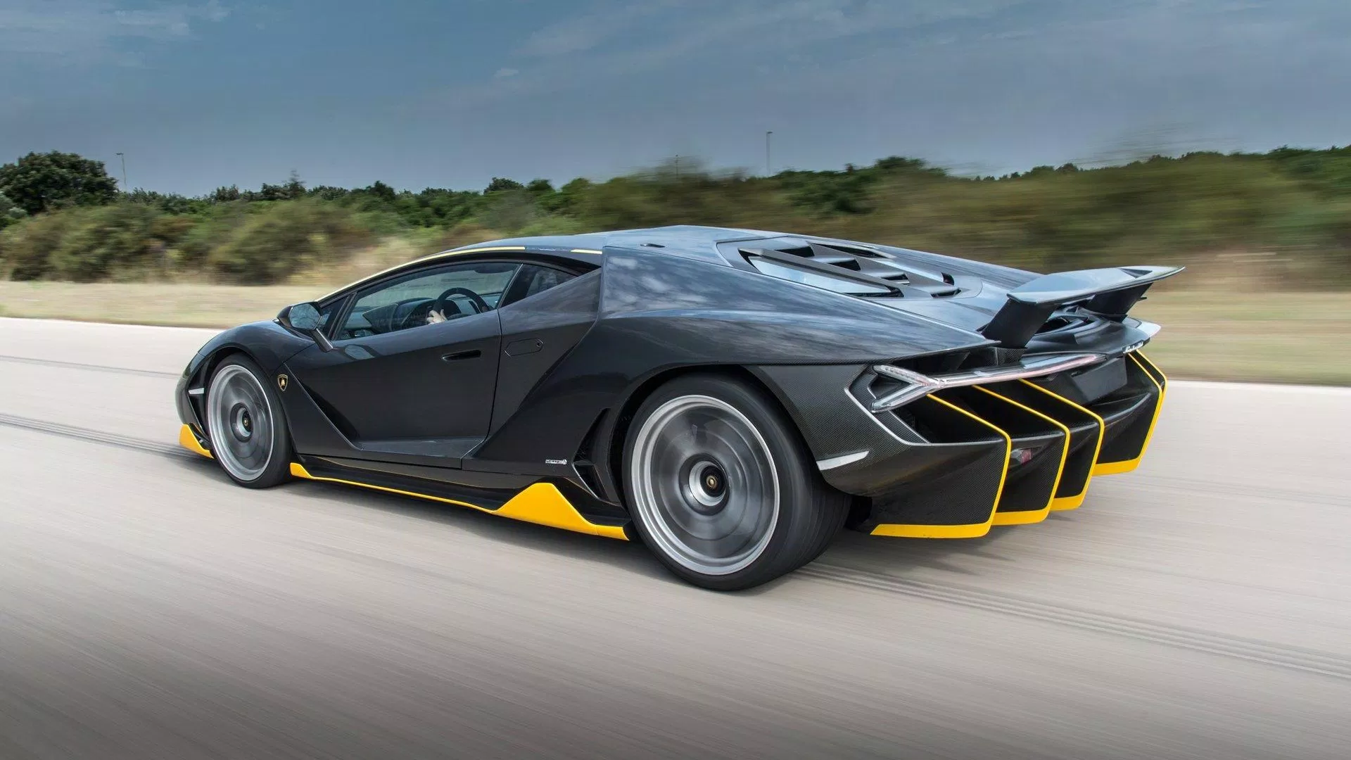 Lamborghini Centenario nếu nhập về Việt Nam sẽ có giá hơn mười một con số 0