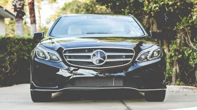 MERCEDES C200 là mẫu xe hạng C của hãng xe sang chảnh. MERCEDES C200 là mẫu xe hạng C của hãng xe sang chảnh.