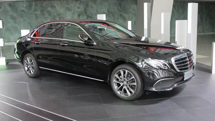 MERCEDES là dòng xe được giới có tiền yêu thích. MERCEDES là dòng xe được giới có tiền yêu thích.