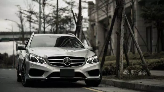 E300 là dòng xe cao cấp hơn dòng C của MERCEDES. E300 là dòng xe cao cấp hơn dòng C của MERCEDES.
