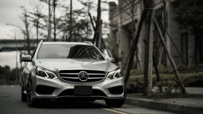 E300 là dòng xe cao cấp hơn dòng C của MERCEDES. E300 là dòng xe cao cấp hơn dòng C của MERCEDES.