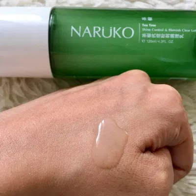 Toner Naruko tràm trà ở dạng lỏng, trong suốt, dễ thẩm thấu (Nguồn: Internet) Toner Naruko tràm trà ở dạng lỏng, trong suốt, dễ thẩm thấu (Nguồn: Internet)
