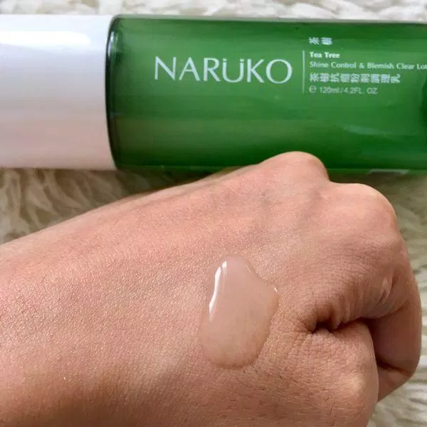 Toner Naruko tràm trà ở dạng lỏng, trong suốt, dễ thẩm thấu (Nguồn: Internet) Review nước hoa hồng trị mụn Naruko Tea Tree Shine Control and Blemish Clear Toner - BlogAnChoi