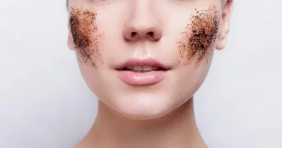 Không nên tẩy tế bào chết quá nhiều lần một tuần vào mùa hè (Ảnh: Internet)