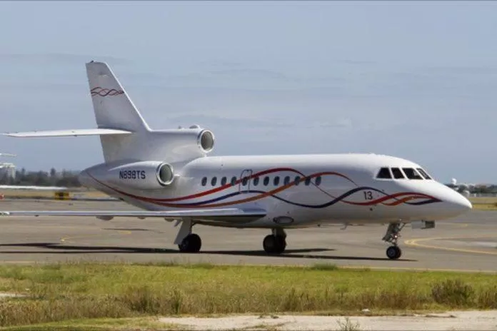 Chiếc Falcon 900 có số 13 của Taylor