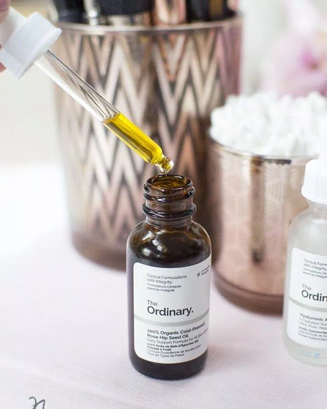 The Ordinary Rosehip Seed Oil là loại dầu dưỡng rất đáng thử (Nguồn: BlogAnChoi) The Ordinary Rosehip Seed Oil là loại dầu dưỡng rất đáng thử (Nguồn: BlogAnChoi)