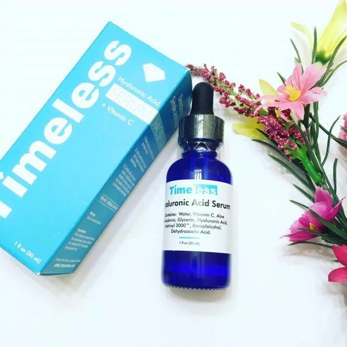 Bao bì đơn giản của tinh chất cấp ẩm sáng da Timeless Hyaluronic Acid Vitamin C Serum Bao bì đơn giản nhưng hiệu quả của Tinh chất cấp ẩm sáng da Timeless Hyaluronic Acid Vitamin C Serum (Nguồn: Internet)