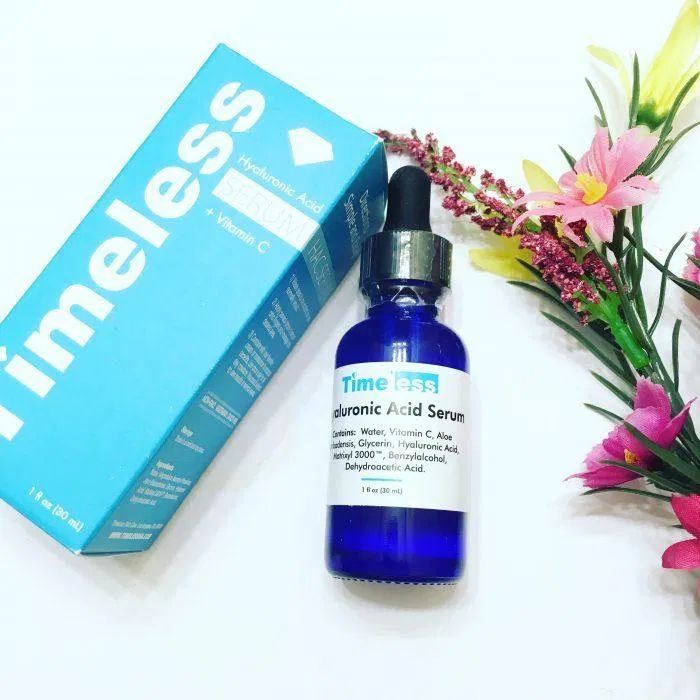 Bao bì đơn giản của tinh chất cấp ẩm sáng da Timeless Hyaluronic Acid Vitamin C Serum Bao bì đơn giản nhưng hiệu quả của Tinh chất cấp ẩm sáng da Timeless Hyaluronic Acid Vitamin C Serum (Nguồn: Internet)