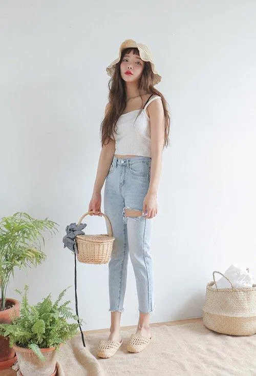 Áo hai dây trắng mix cùng jean xanh rách trông nữ tính quyến rũ mà vẫn rất cá tính đấy nhé. ( nguồn ảnh: internet.) Áo hai dây trắng mix cùng jean xanh rách trông nữ tính quyến rũ mà vẫn rất cá tính đấy nhé. ( nguồn ảnh: internet.)