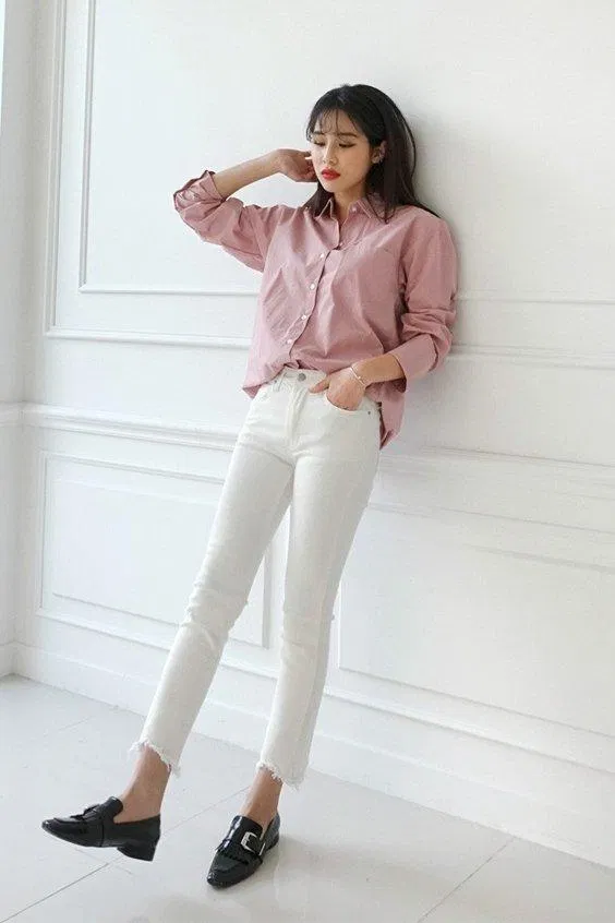 Cách phối đồ đi học trẻ trung Với những chiếc quần jeans màu trắng, vẻ thanh lịch thường ngày bỗng trở nên năng động và độc đáo hơn. (Nguồn ảnh: Internet)
