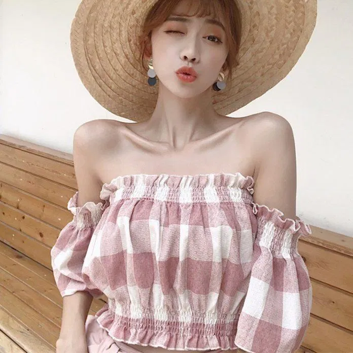 Khoe khéo vòng eo và bờ vai trần gợi cảm với áo trễ vai croptop. (nguồn: Internet)