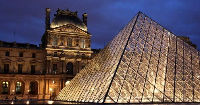Vẻ đẹp lung linh, tráng lệ bên ngoài bảo tàng Louvre lúc về đêm. (Ảnh: Internet)