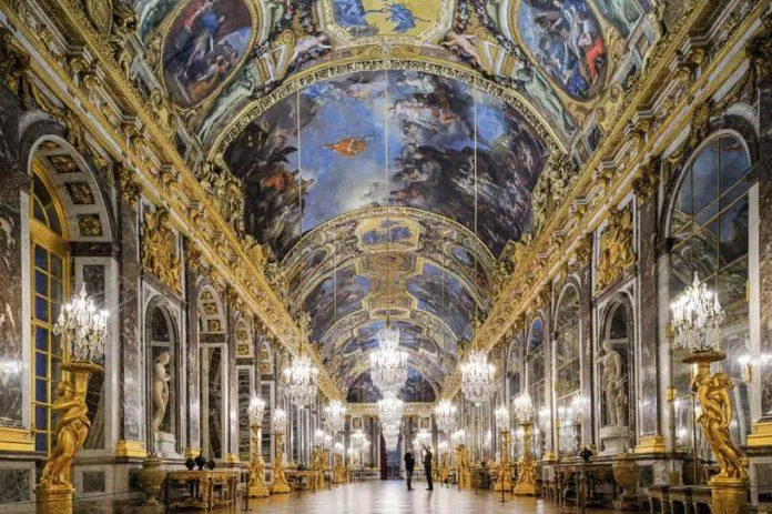 Vẻ nguy nga, tráng lệ cùng lối kiến trúc tinh xảo bên trong cung điện Versailles. (Ảnh: Internet)