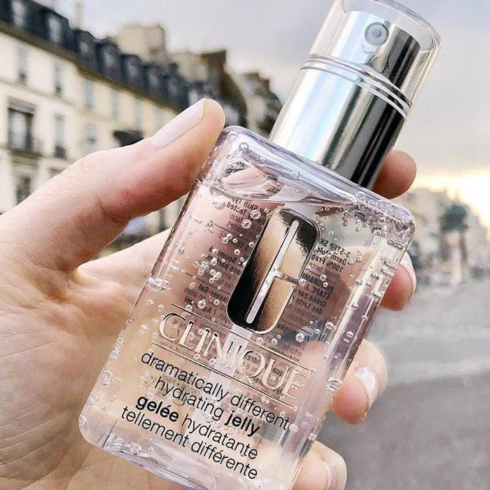 Clinique Dramatically Different Hydrating Jelly có kết cấu dạng gel mỏng nhẹ, rất giống với thạch