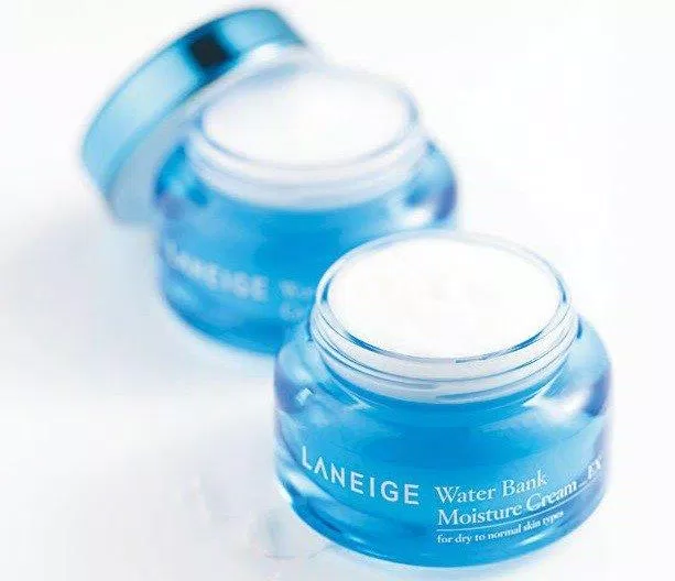 Gel dưỡng ẩm Laneige Water Bank Gel Cream thuộc dòng sản phẩm nổi tiếng của Laneige phù hợp với làn da mụn, nhạy cảm bởi kết cấu mỏng nhẹ