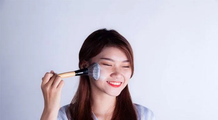mẹo làm đẹp từ phấn rôm
