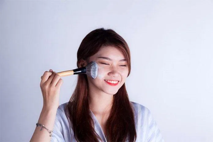 mẹo làm đẹp từ phấn rôm