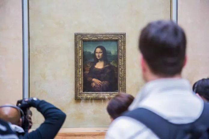 Phòng trưng bày bức họa nổi tiếng “Mona Lisa” luôn là điểm thu hút du khách nhất khi đến bảo tàng. (Ảnh: Internet)