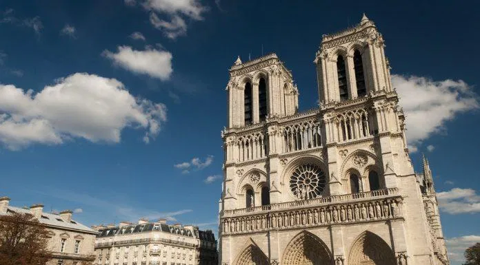 Vẻ đẹp vô cùng tráng lệ của bên ngoài Nhà thờ Đức bà Paris. (Ảnh: Internet)