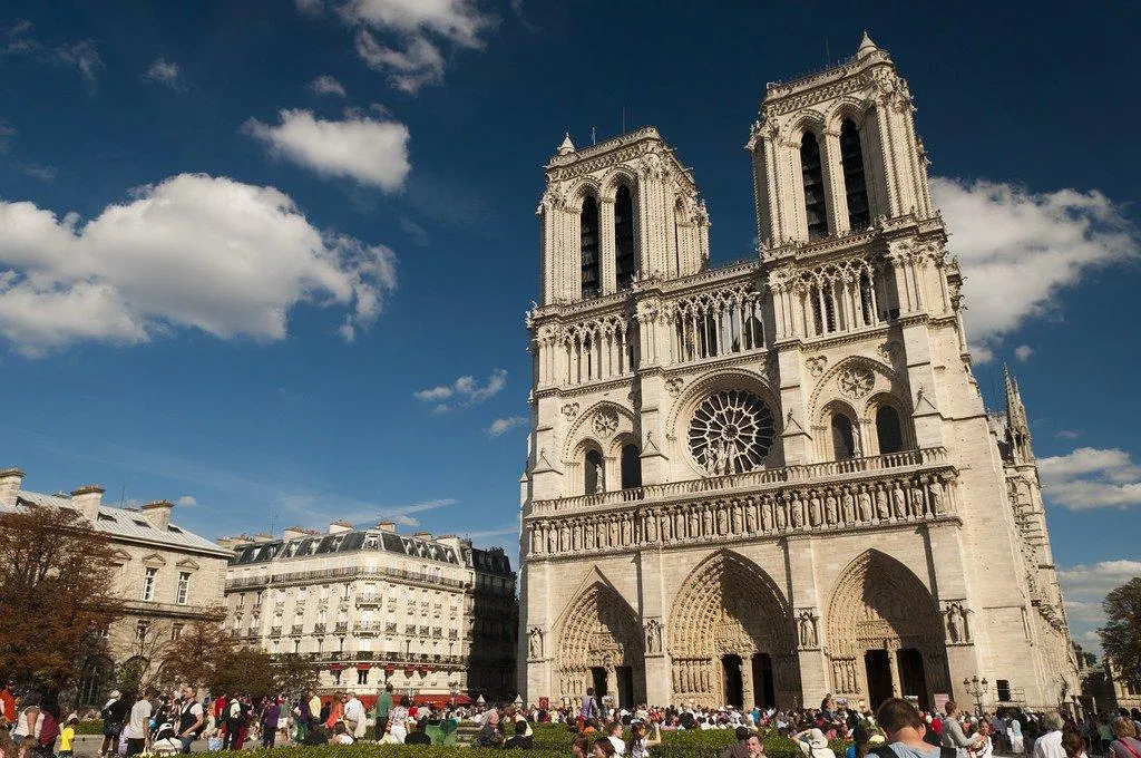 Vẻ đẹp vô cùng tráng lệ của bên ngoài Nhà thờ Đức bà Paris. (Ảnh: Internet)