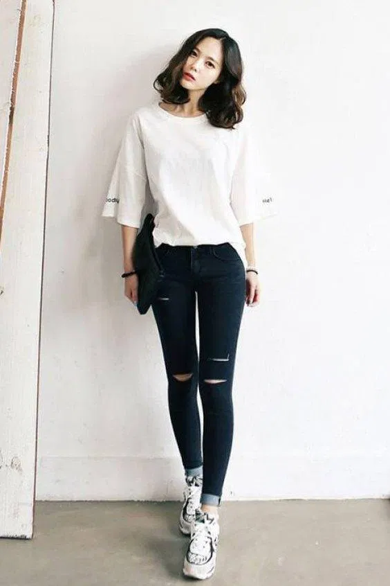 Cách phối đồ đi học trẻ trung Jeans xắn gấu mix cùng áo thun vẫn luôn được lòng các bạn nữ. (Nguồn ảnh: Internet)