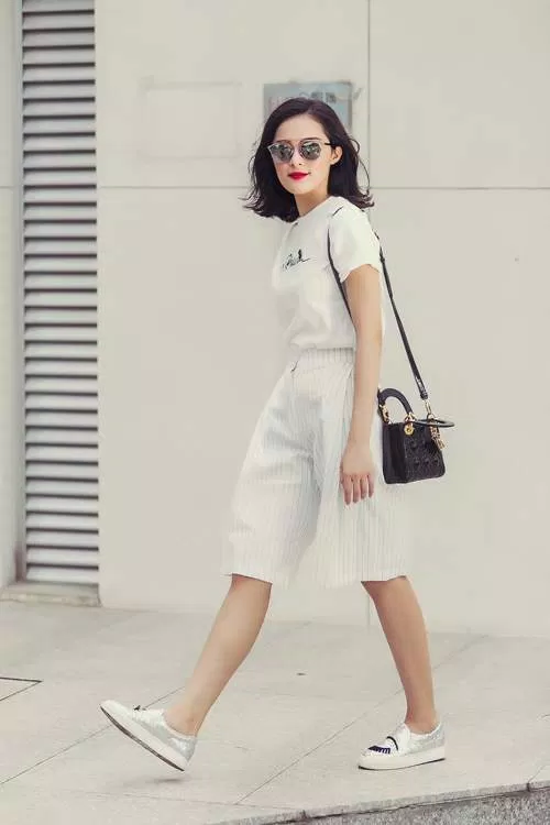 Quần culottes lửng không những giúp nàng ăn gian chiều cao mà còn rất thoải mái khi diện nữa. (nguồn: Internet)