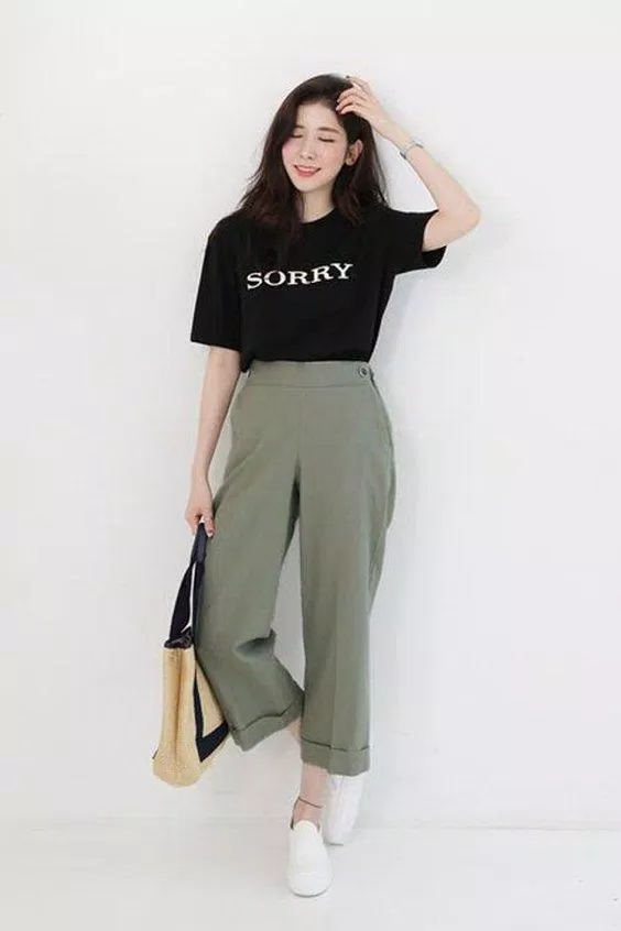 Cách phối đồ đi học trẻ trung Chỉnh chu học đường nhưng vẫn thoải mái với quần ống rộng và áo thun. (Nguồn ảnh: Internet)