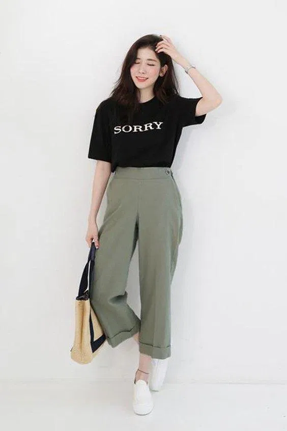 Cách phối đồ đi học trẻ trung Chỉnh chu học đường nhưng vẫn thoải mái với quần ống rộng và áo thun. (Nguồn ảnh: Internet)