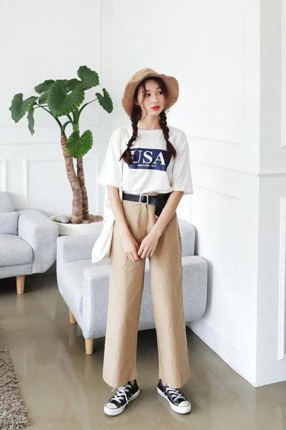 Cách phối đồ đi học trẻ trung Chỉ cần thêm một chiếc thắt lưng là có ngay vẻ ngoài ấn tượng. (Nguồn ảnh: Internet)