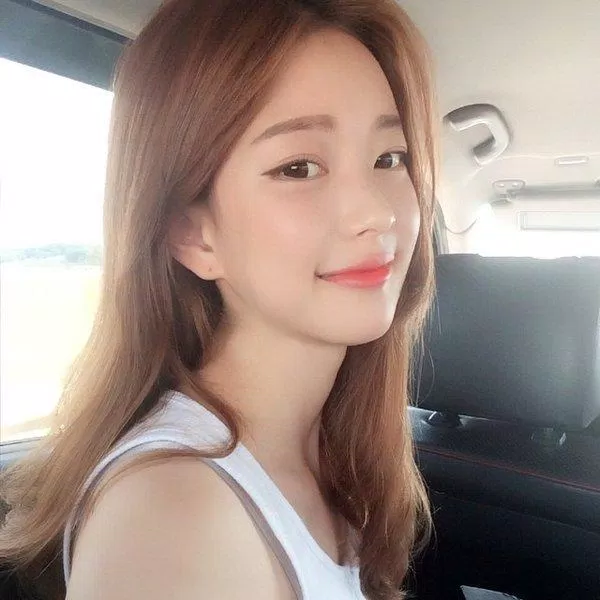 Màu san hô tạo nên vẻ đẹp trẻ trung, nữ tính và thuần khiết, rất thích hợp sử dụng khi đến trường. (nguồn: Internet)