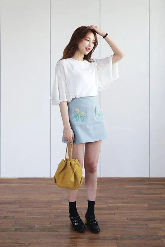 Cách phối đồ đi học trẻ trung Một chiếc áo với chất liệu voan phối cùng chân váy cho nàng vẻ dịu dàng nữ tính. (nguồn: Internet)