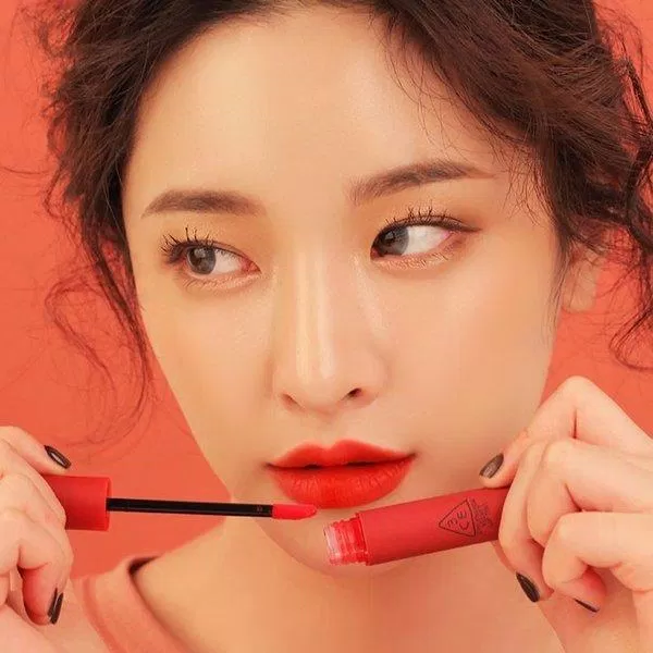 Đỏ cam tươi tắn rực rỡ, là sắc son cực thích hợp trong những ngày đến trường. (nguồn: Internet)