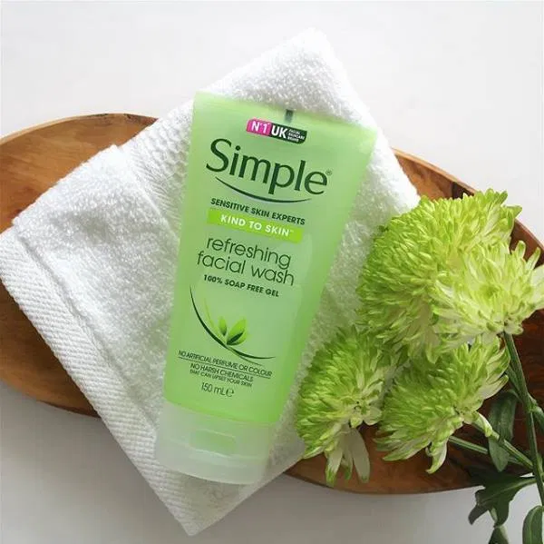 Sữa rửa mặt cho da nhạy cảm Simple Kind To Skin Refreshing Facial Wash Gel không chứa hương liệu, nhẹ dịu phù hơp với làn da nhạy cảm và có giá thành tiết kiệm