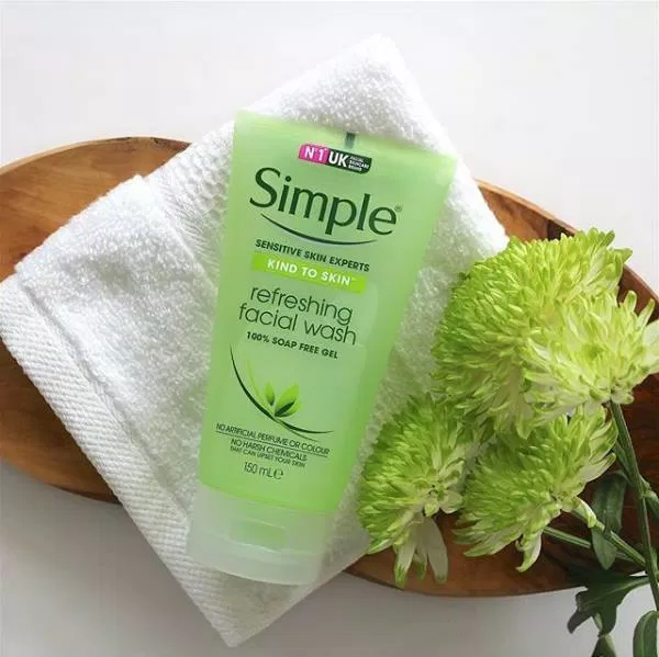 Sữa rửa mặt cho da nhạy cảm Simple Kind To Skin Refreshing Facial Wash Gel không chứa hương liệu, nhẹ dịu phù hơp với làn da nhạy cảm và có giá thành tiết kiệm 