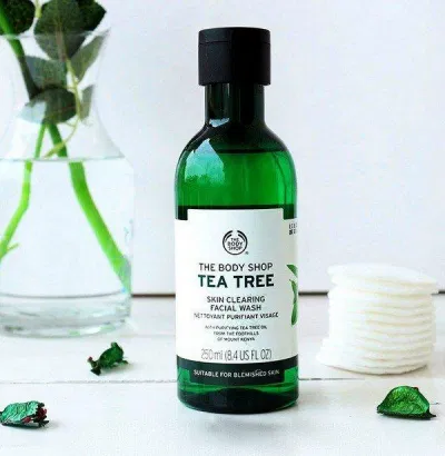 Sữa rửa mặt dạng gel, dòng Tea Tree, The Body Shop, một sự đầu tư đầy kinh tế. Nguồn: Internet Sữa rửa mặt dạng gel, dòng Tea Tree, The Body Shop, một sự đầu tư đầy kinh tế. Nguồn: Internet