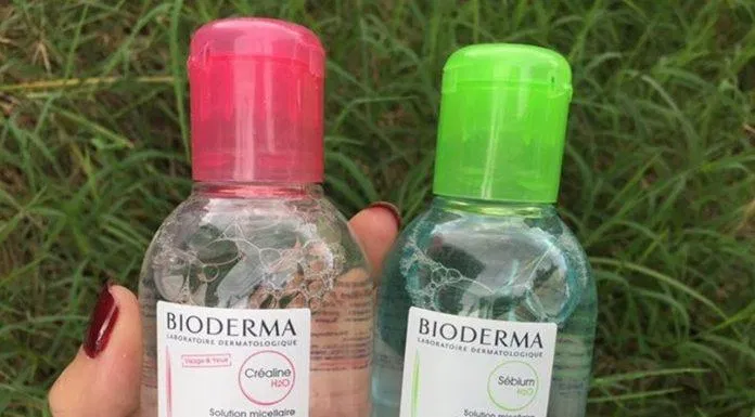 Nước tẩy trang Bioderma xuất sứ từ Pháp là sản phẩm tẩy trang rất được ưa chuộng. Chai có màu xanh là dành cho da dầu mụn và da nhạy c