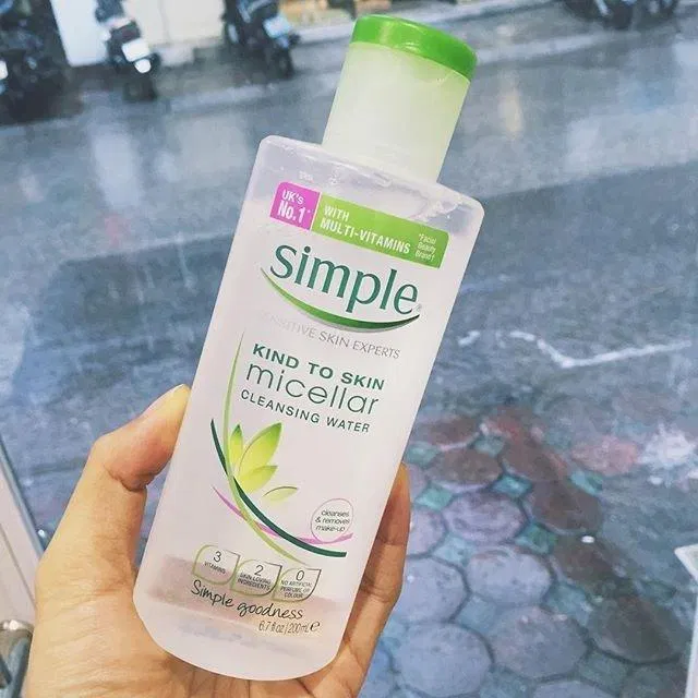 Simple Kind To Skin Cleansing Water là sản phẩm được ưa chuộng dành cho da mụn, da nhay cảm