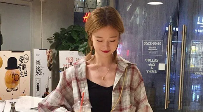 Ta có thể khoác ngoài như chị gái xinh xinh trong ảnh nha ! ( nguồn ảnh: internet) Ta có thể khoác ngoài như chị gái xinh xinh trong ảnh nha ! ( nguồn ảnh: internet)