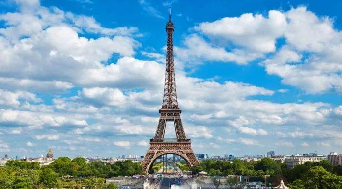 Tháp Eiffel luôn lọt top những điểm đến hàng đầu mỗi khi du khách có cơ hội đặt chân đến Paris. (Ảnh: Internet)