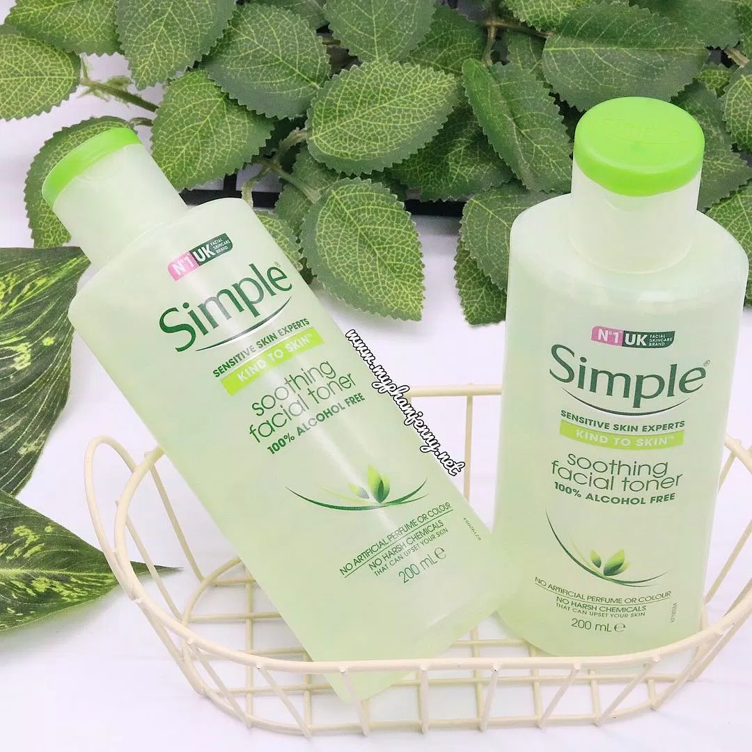 Toner cho da nhạy cảm Simple Kind To Skin Soothing Facial Toner với giá thành khá rẻ, không mùi, rất dịu nhẹ thích hợp để sử dụng cho làn da mụn (nguồn: internet)