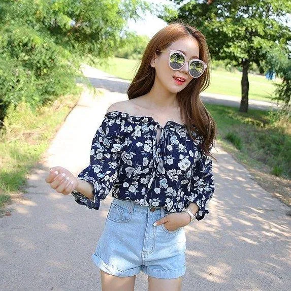 Trẻ trung khi kết hợp áo trễ vai cùng quần short. (nguồn: Internet)