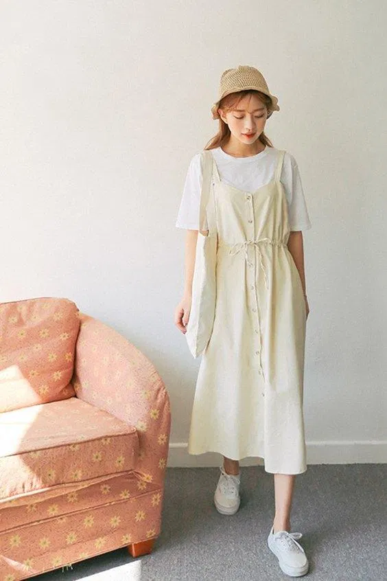 Cách phối đồ đi học trẻ trung Dịu dàng nhã nhặn khi phối áo thun với váy yếm dài. (Nguồn ảnh: Internet)