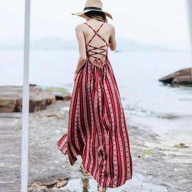 Váy đan dây họa tiết thổ cẩm kết hợp với mũ cối. (Nguồn: Internet)