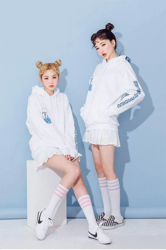 Hoodie trắng với chân váy xếp li trắng và sneaker trông sẽ hài hòa hơn và làm cho set đồ của bạn trở nên nổi bật. ( nguồn ảnh: internet.) Hoodie trắng với chân váy xếp li trắng và sneaker trông sẽ hài hòa hơn và làm cho set đồ của bạn trở nên nổi bật. ( nguồn ảnh: internet.)