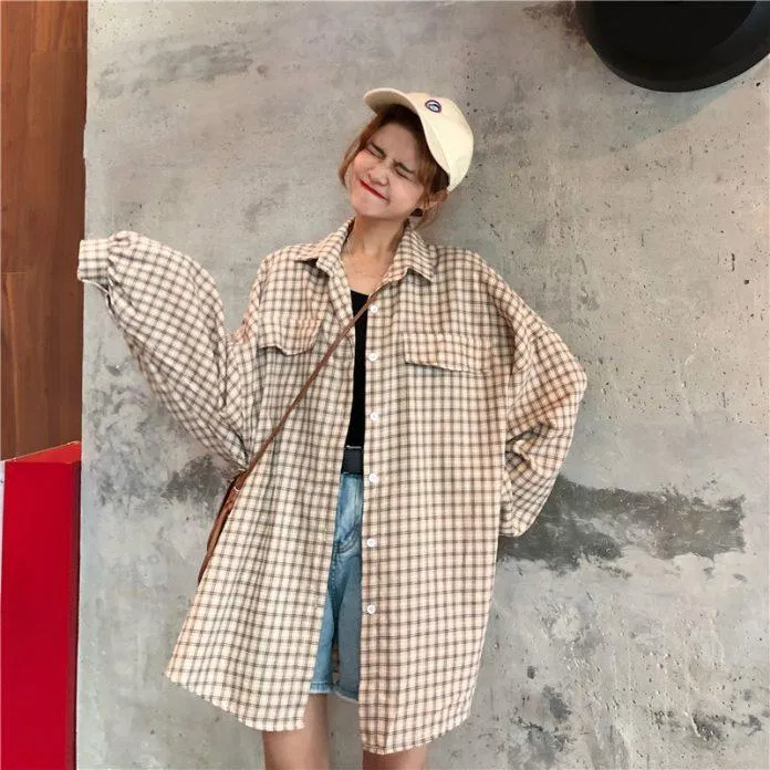 sơ mi sọc kẻ oversize khoác ngoài cùng phụ kiện mũ lưỡi trai là gợi ý mix đồ tối giản mà vẫn đủ độ "chất chơi" đó nha. ( nguồn ảnh: internet ) sơ mi sọc kẻ oversize khoác ngoài cùng phụ kiện mũ lưỡi trai là gợi ý mix đồ tối giản mà vẫn đủ độ "chất chơi" đó nha. ( nguồn ảnh: internet )