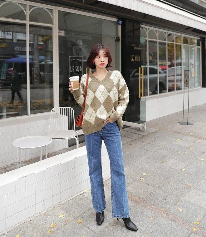 Hay khác biệt với len họa tiết và jean ống loe xanh đậm. ( nguồn ảnh: internet.) Hay khác biệt với len họa tiết và jean ống loe xanh đậm. ( nguồn ảnh: internet.)