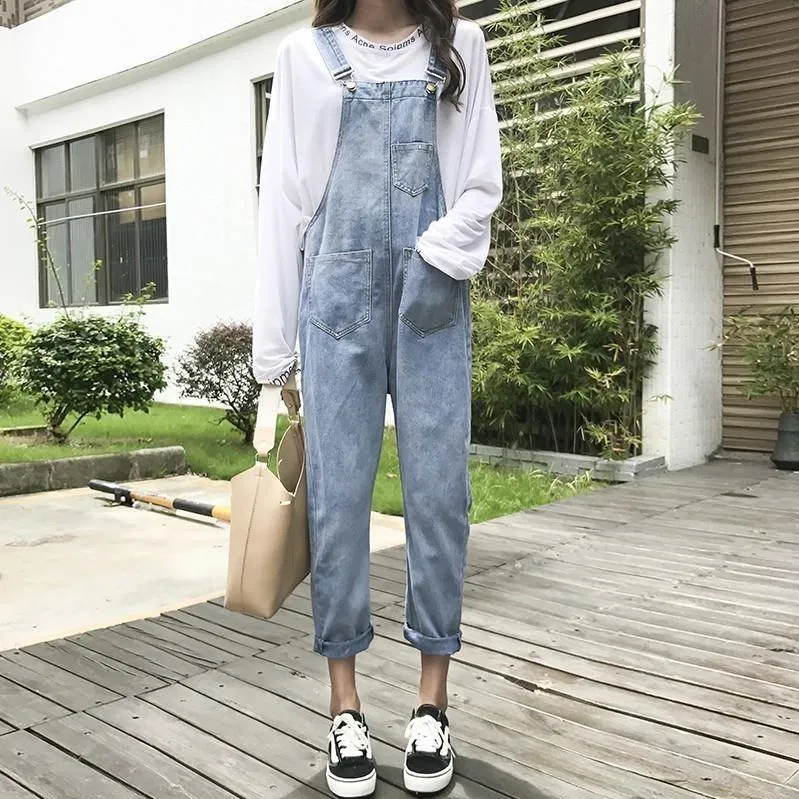 Yếm quần jean xanh nhạt mix cùng pull trắng dài tay.( nguồn ảnh: internet.) Yếm quần jean xanh nhạt mix cùng pull trắng dài tay.( nguồn ảnh: internet.)