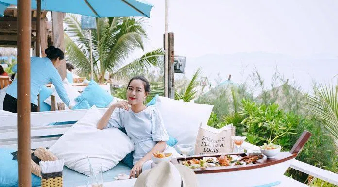 Ăn hải sản bên bờ biển An Bàng