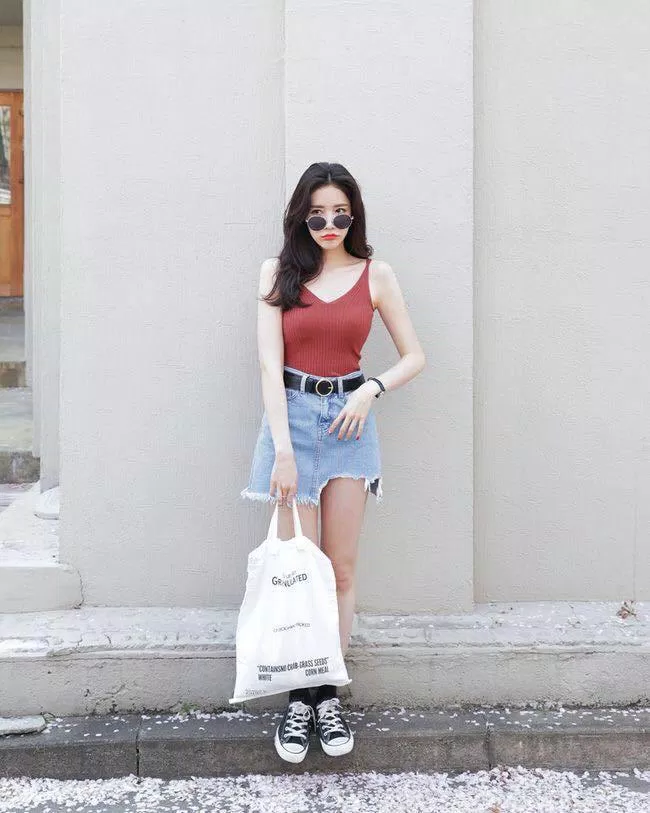 Hay nếu không thích trắng bạn có thể chuyển sang hai dây đỏ nổi bật cùng các phụ kiện bất hủ như kính râm và túi tote rất cần khi đi dã ngoại hoặc du lịch nha. ( nguồn ảnh: internet.) Hay nếu không thích trắng bạn có thể chuyển sang hai dây đỏ nổi bật cùng các phụ kiện bất hủ như kính râm và túi tote rất cần khi đi dã ngoại hoặc du lịch nha. ( nguồn ảnh: internet.)