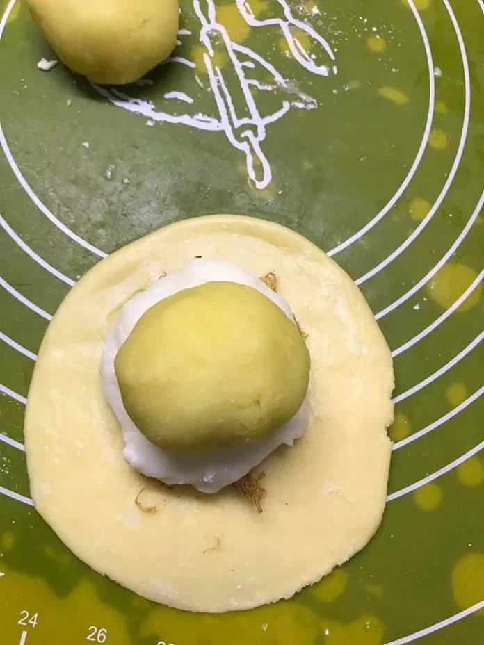 Cách làm bánh trung thu Đài Loan nhân mochi ruốc thơm ngon, mới lạ - BlogAnChoi